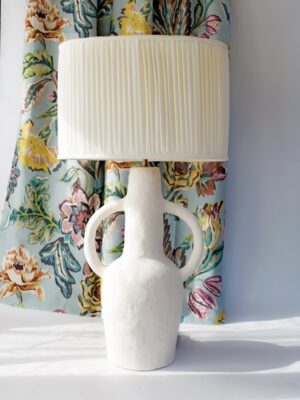Rumba - Sculptural table lamp with open arms -white